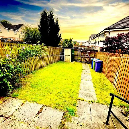 Villa - Entire House - Free Parking , Free Super Fast Wifi , Private Garden & Parking Security *