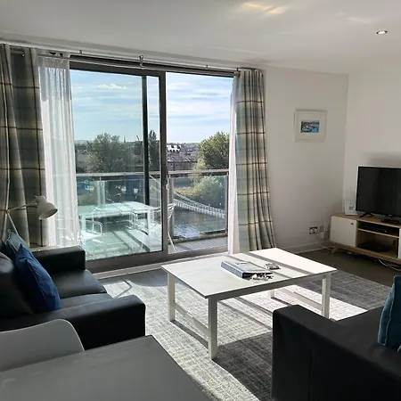 Principal - Clyde Waterfront Apartment *