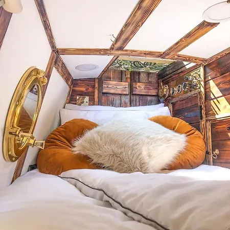 Botel Snug 30ft Narrowboat With Indoor Fireplace