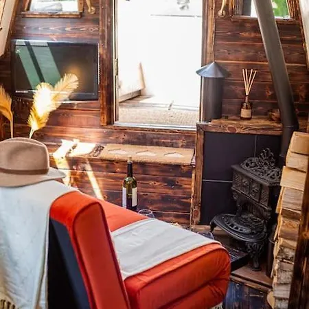 Snug 30ft Narrowboat With Indoor Fireplace