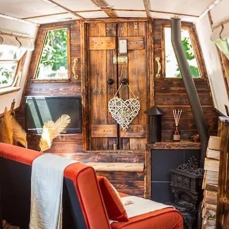 Snug 30ft Narrowboat With Indoor Fireplace * Глазго