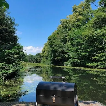 Botel Snug 30ft Narrowboat With Indoor Fireplace *