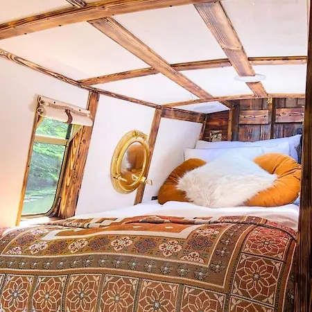 Snug 30ft Narrowboat With Indoor Fireplace * Glasgow