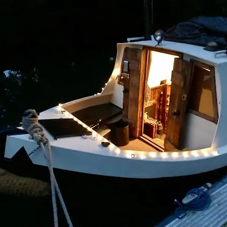 Snug 30ft Narrowboat With Indoor Fireplace