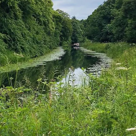 Snug 30ft Narrowboat With Indoor Fireplace Botel