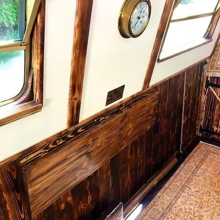 Snug 30ft Narrowboat With Indoor Fireplace Ботель *