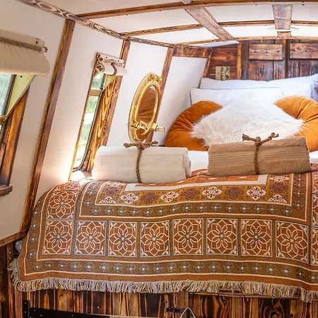 Snug 30ft Narrowboat With Indoor Fireplace *