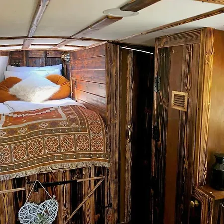 Snug 30ft Narrowboat With Indoor Fireplace Глазго