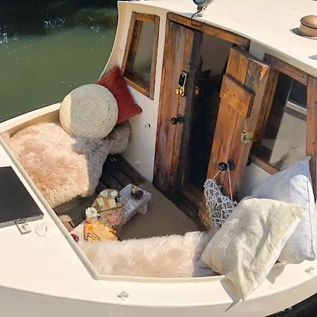Snug 30ft Narrowboat With Indoor Fireplace Ботель *