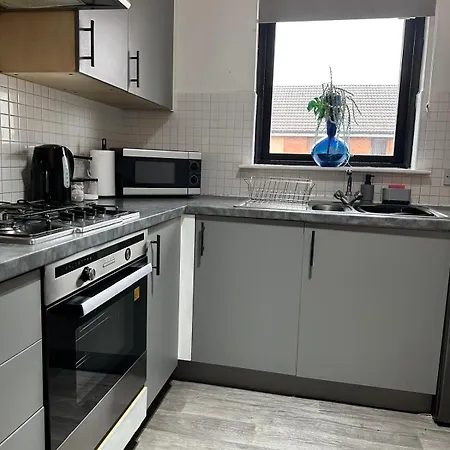 2 Bed Entire Upper Flat In Glasgow