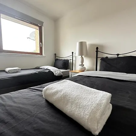 2 Bed Entire Upper Flat In Apartment *