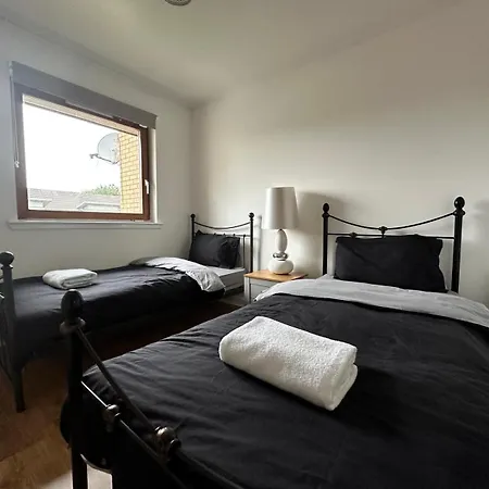 2 Bed Entire Upper Flat In Apartment *