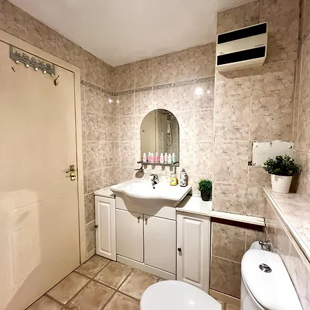 Ground Floor Flat With Free Parking & Wifi *