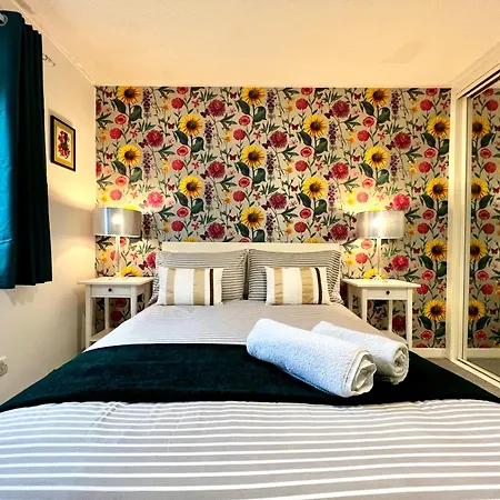 Apartment Ground Floor Flat With Free Parking & Wifi *