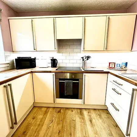 Ground Floor Flat With Free Parking & Wifi Apartment