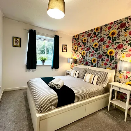 Ground Floor Flat With Free Parking & Wifi *