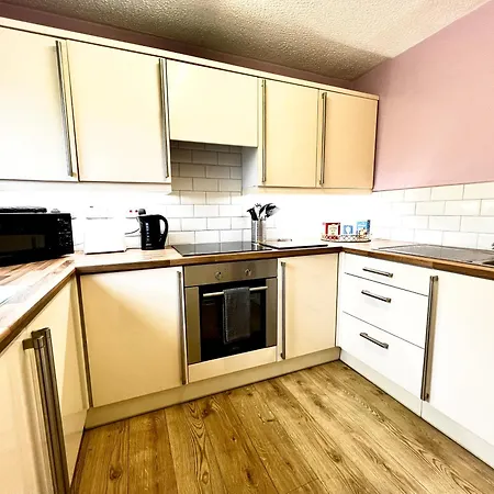 Ground Floor Flat With Free Parking & Wifi Apartment *