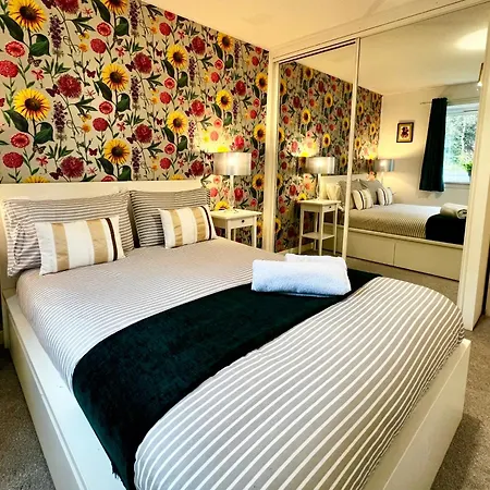 Apartment Ground Floor Flat With Free Parking & Wifi *