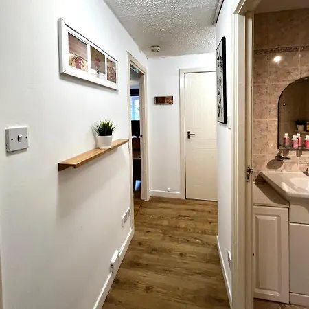 Ground Floor Flat With Free Parking & Wifi *