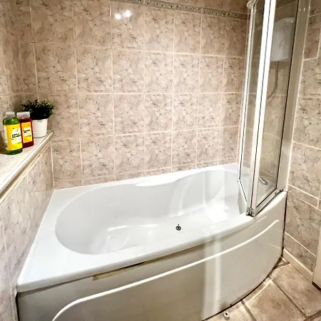 Apartment Ground Floor Flat With Free Parking & Wifi