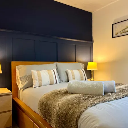 Apartment Ground Floor Flat With Free Parking & Wifi *