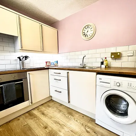 Ground Floor Flat With Free Parking & Wifi *
