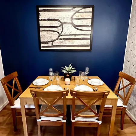 Ground Floor Flat With Free Parking & Wifi 公寓 *