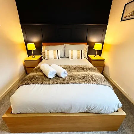 Ground Floor Flat With Free Parking & Wifi *