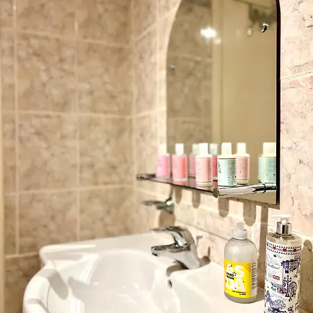 Ground Floor Flat With Free Parking & Wifi