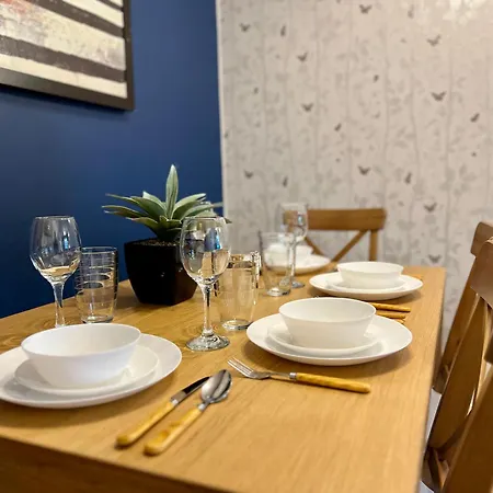 Ground Floor Flat With Free Parking & Wifi * Glasgow