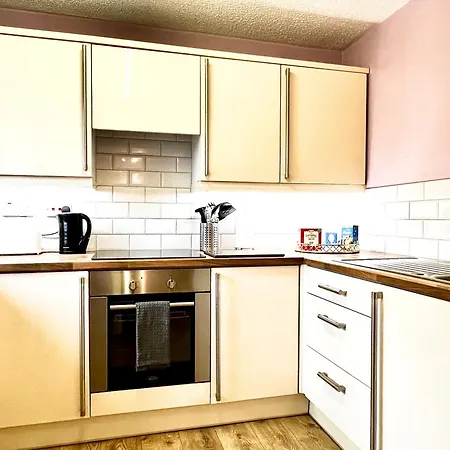 Ground Floor Flat With Free Parking & Wifi Apartment *