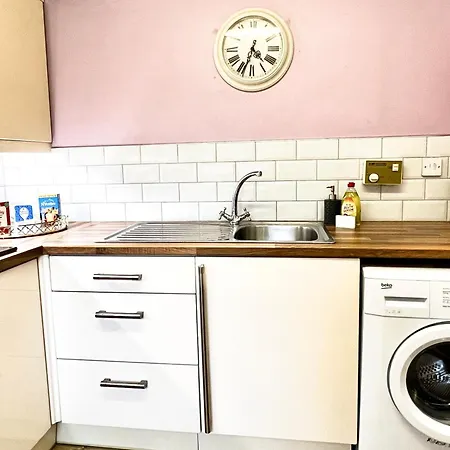 Ground Floor Flat With Free Parking & Wifi Glasgow