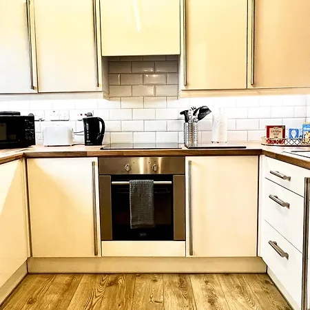 Apartment Ground Floor Flat With Free Parking & Wifi *