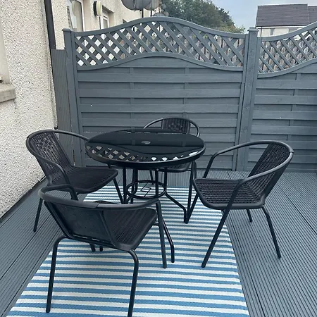 Apartment Black Daisy