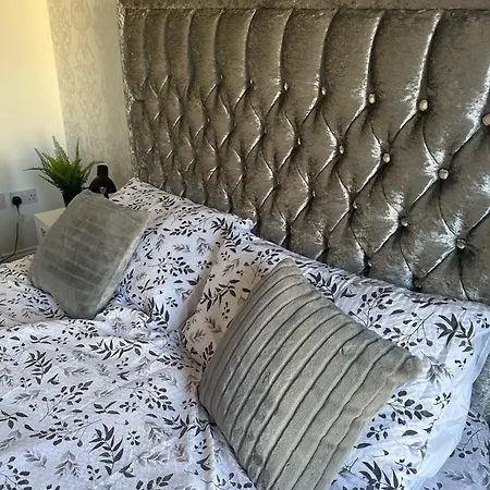 Black Daisy Apartment