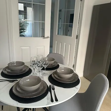 Apartman Black Daisy Glasgow