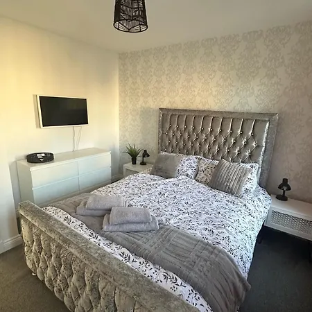 Black Daisy Apartment Glasgow