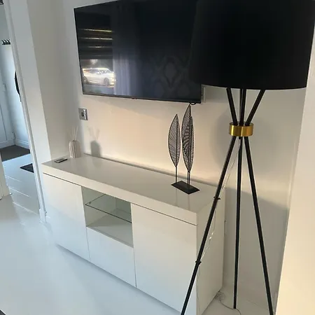 Black Daisy Apartment *