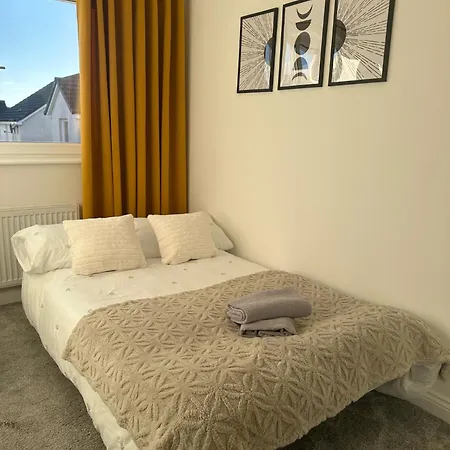 Black Daisy Apartment *