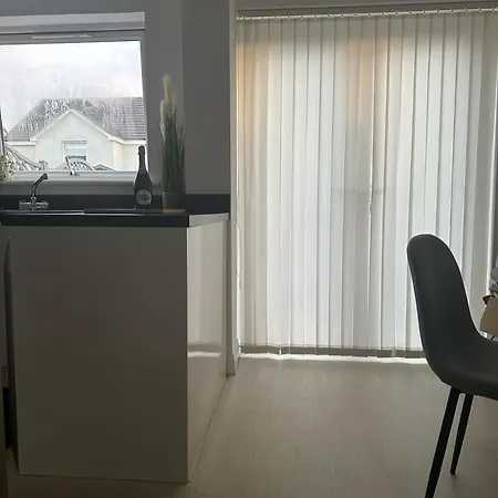 Black Daisy Apartment Glasgow