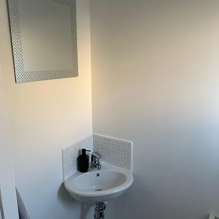 Black Daisy Apartment *