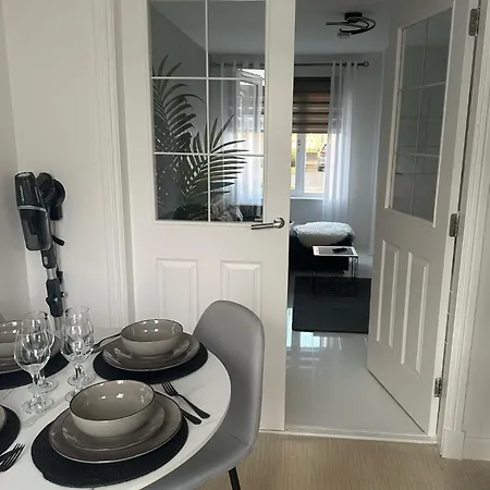 Black Daisy Apartment *