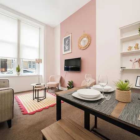 4 Beds - Gateway Getaway * Glasgow