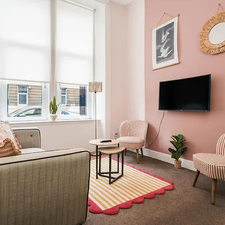 4 Beds - Gateway Getaway With Free Parking Lägenhet