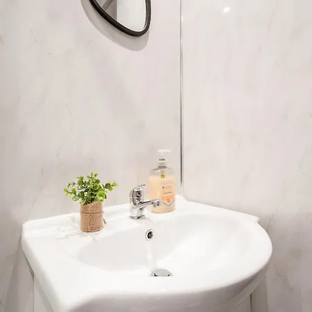 4 Beds - Gateway Getaway With Free Parking *