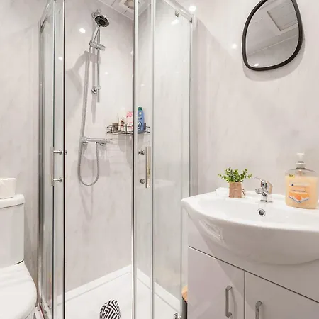 4 Beds - Gateway Getaway With Free Parking