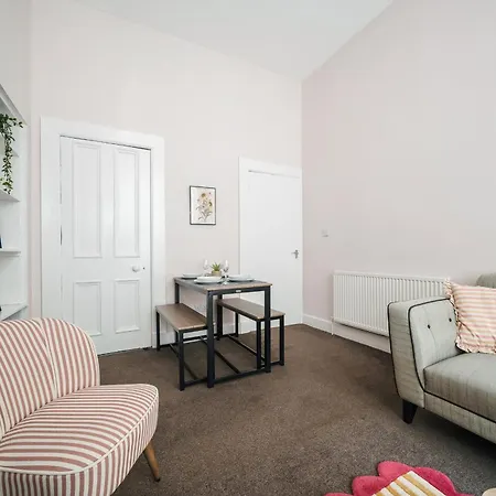 4 Beds - Gateway Getaway Apartment *
