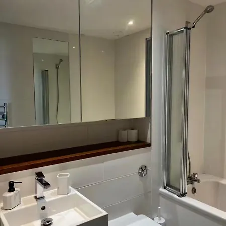 At Harbour With Balcony And River View Glasgow