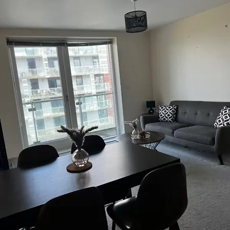 At Harbour With Balcony And River View Glasgow