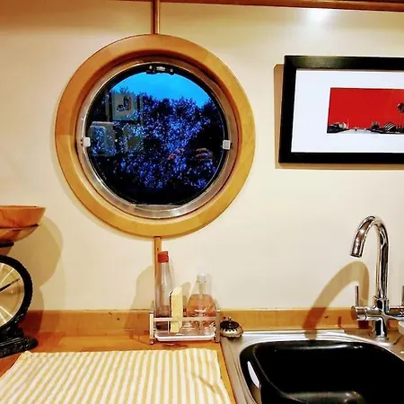 Gerda - Where City Buzz Meets Canal Calm